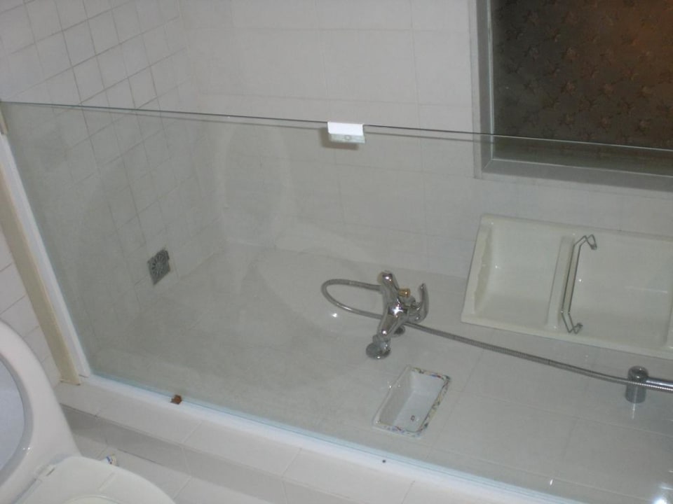 Bad  im Zimmer 221 Hotel Days Inn Guam-Tamuning