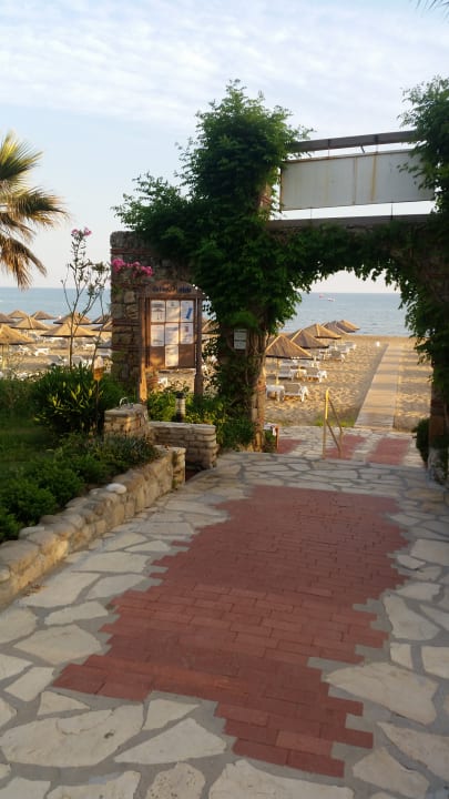 Zum Strand hier lang Hotel Defne Garden