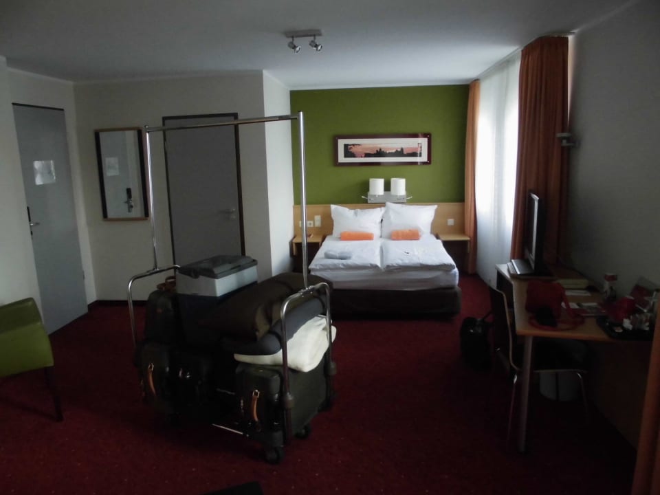 Schmales Bett Leonardo Hotel Nürnberg