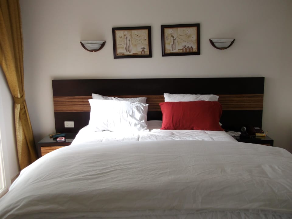 Doppelbett mit durchgehender harter Matratze Pyramisa Sunset Pearl Resort