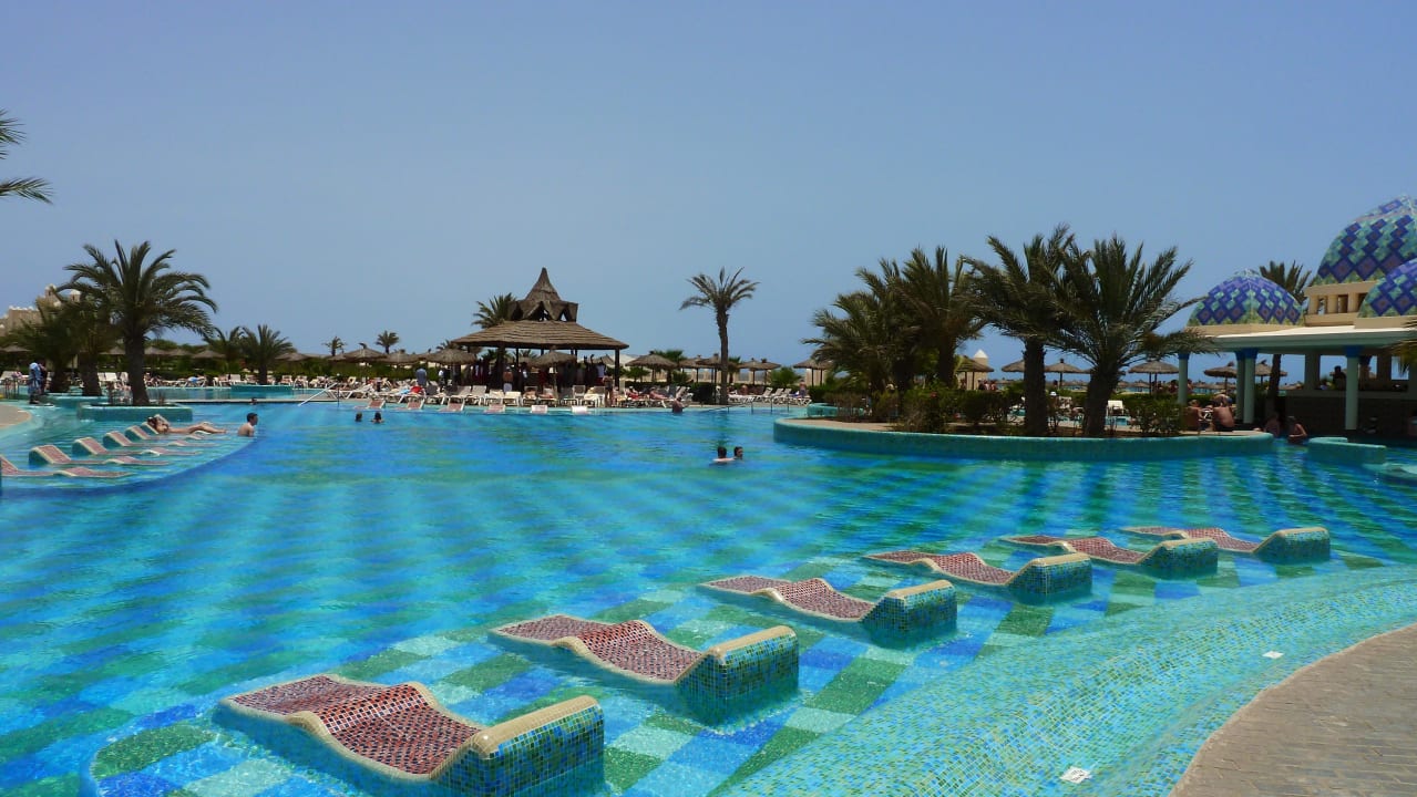 Liegen im Pool Hotel Riu Karamboa