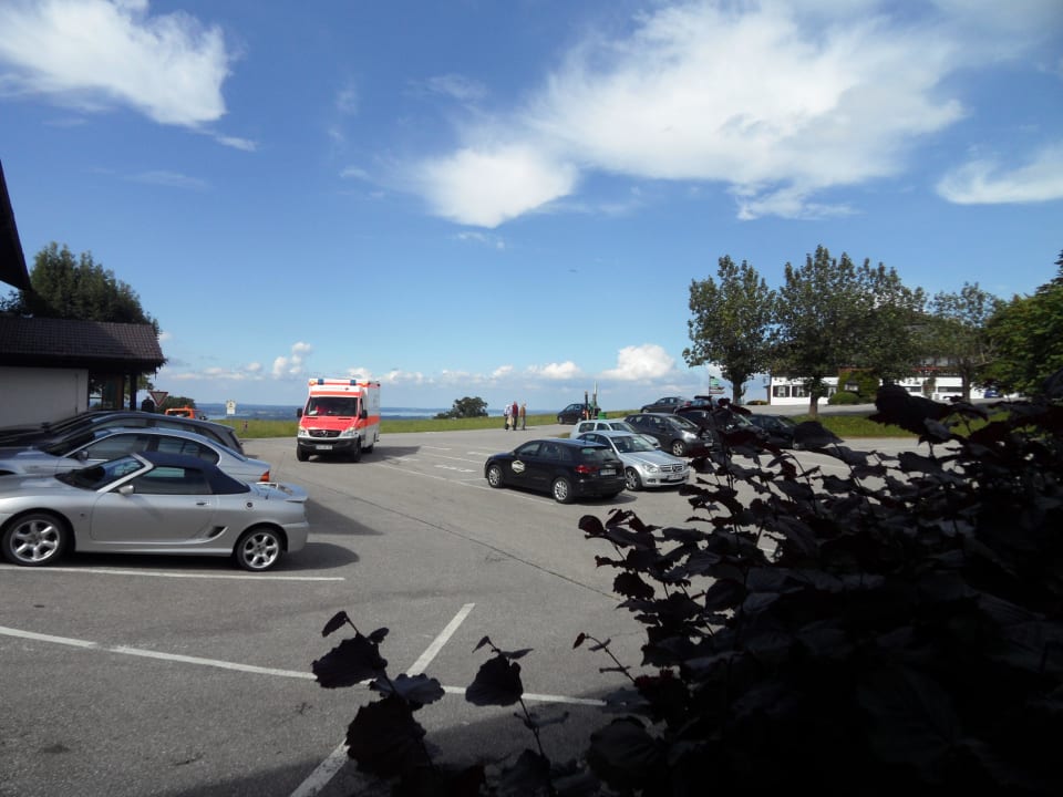 Blick vom Zimmer auf Parkplatz Hotel Seiseralm & Hof