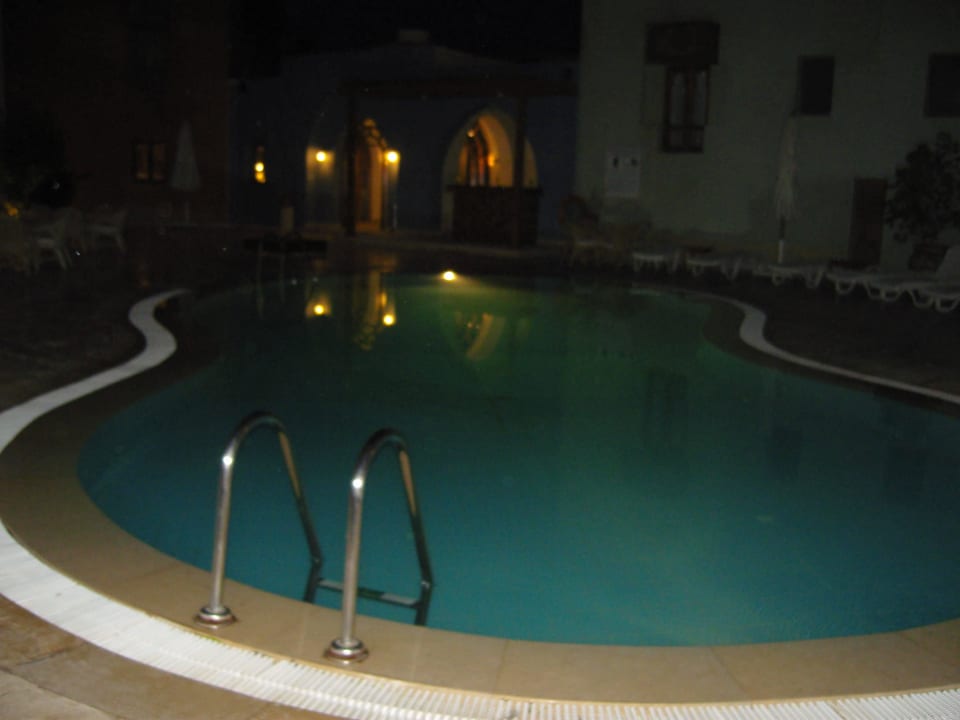 Bei Nacht im Innenhof Ali Pasha Hotel