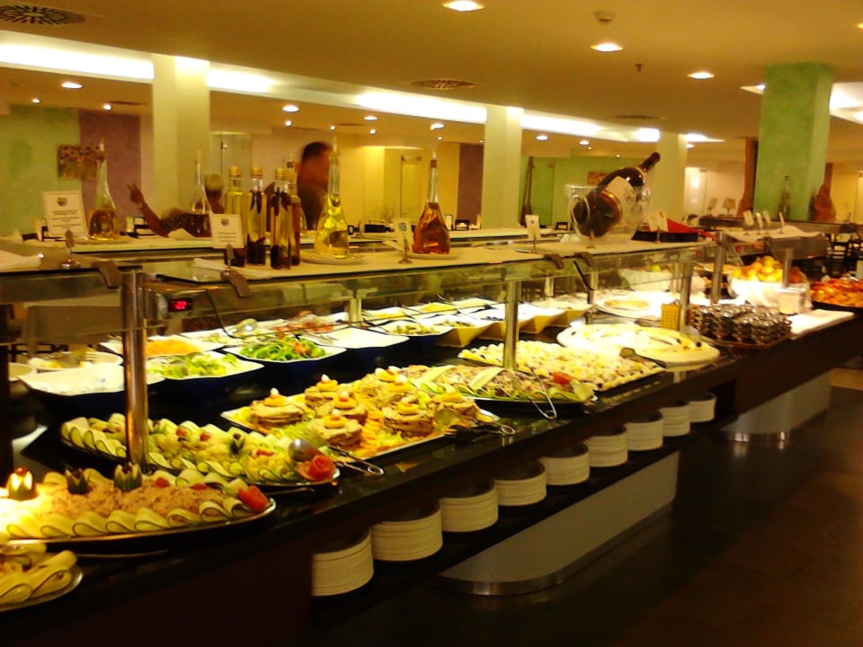 Reichhaltig mit Fisch, Fleisch und Salat Hotel Floresta