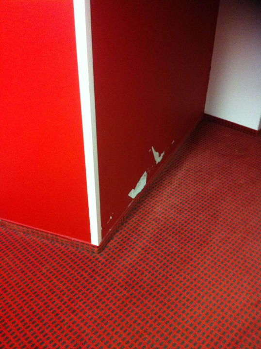 Gang zu den Zimmern All In Red Thermenhotel