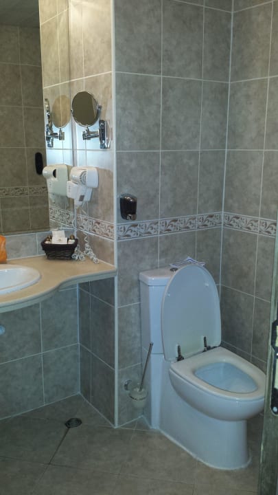 Großes Badezimmer mit Badewanne Odessos Park Hotel