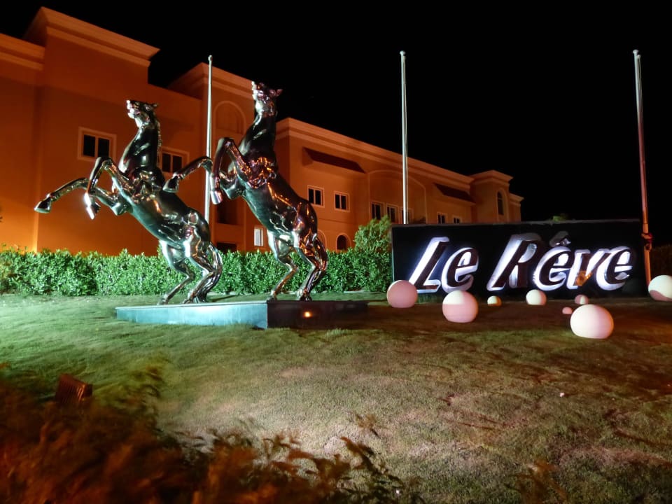 Vor dem Eingang Premier Le Reve Hotel & Spa