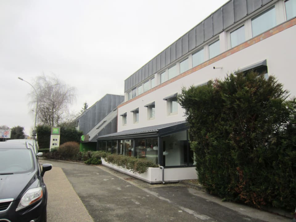 Beide Gebäude bilden das Hotel ibis Styles Hotel Paris Velizy