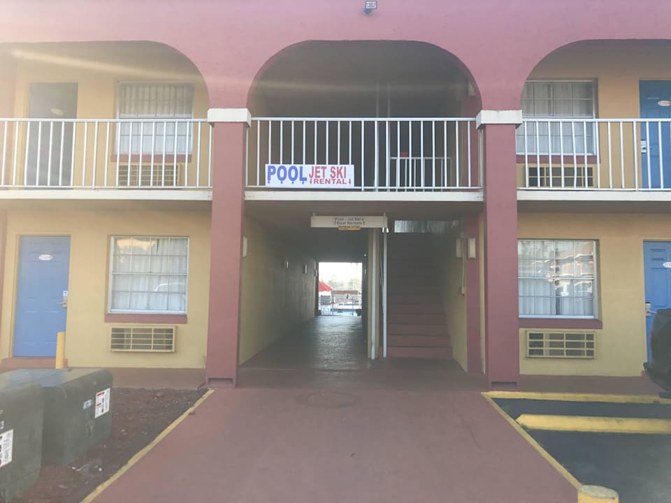 Durchgang zum See und Pool Hotel Howard Johnson Express Kissimmee