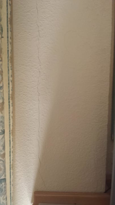 Ein langer Riss im der Zimmerwand Grupotel Orient