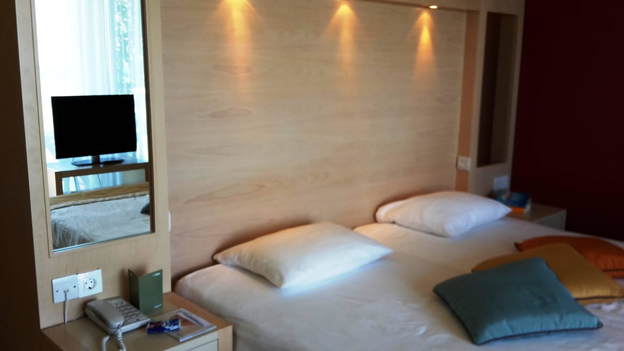Großes gutes Bett ROBINSON CYPRUS