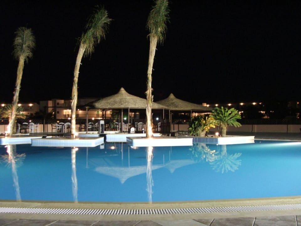 Pool am Abend Eagles Paradise Abu Soma