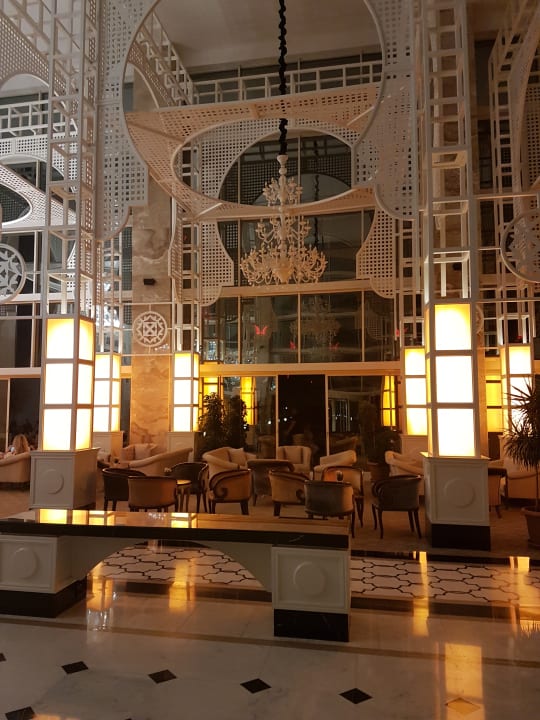 Lobby Well Palace Side