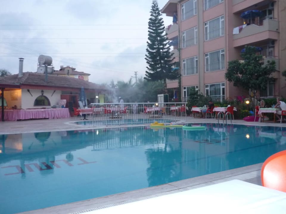 Blick auf den Grill am türkischen Abend New Garden Hotel Side