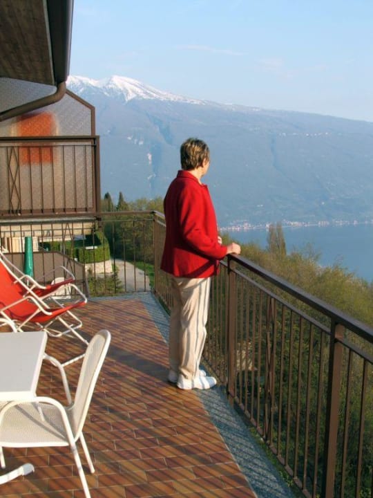 Blick vom riesigen Balkon auf die Anlage und den Gardasee Residence Panorama La Forca