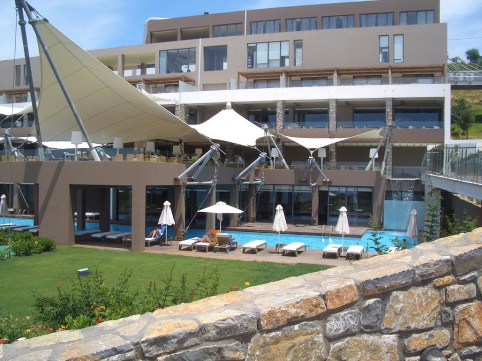 Blick hoch zum Restaurant Atlantica Mikri Poli Crete