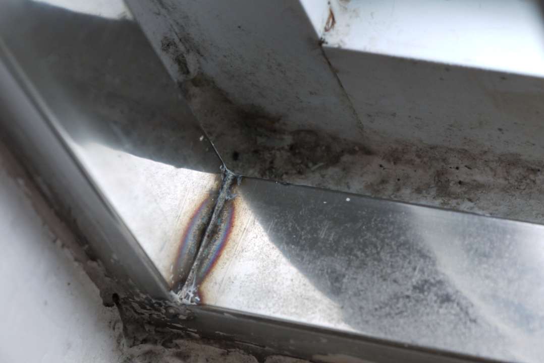 Heavy dirt on window Hotel Thaison Palace