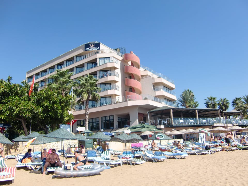 Blick vom Strand auf das Hotel Aska Hotel Just in Beach