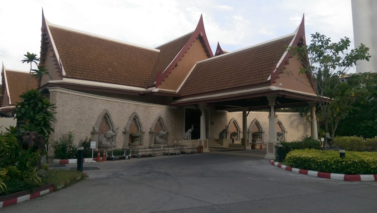 Außenansicht Deevana Patong Resort & Spa