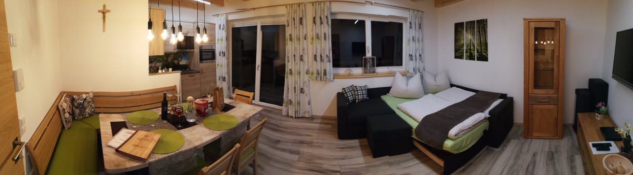 Wohn- Esszimmer mit Zugang zum Balkon Praschhof