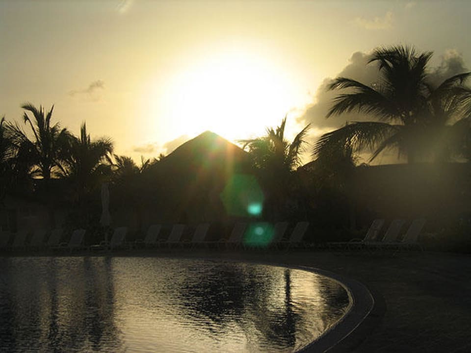 Pool bei Sonnenuntergang Hotel Playa Pesquero