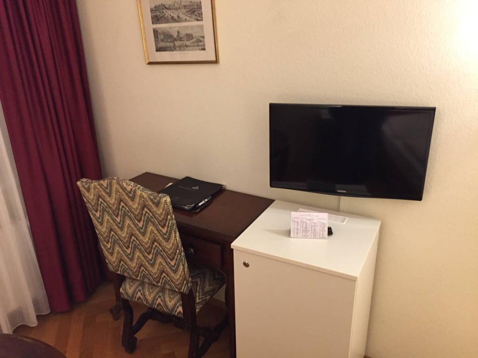 Schreibtisch und Kühlschrank Hotel Royal