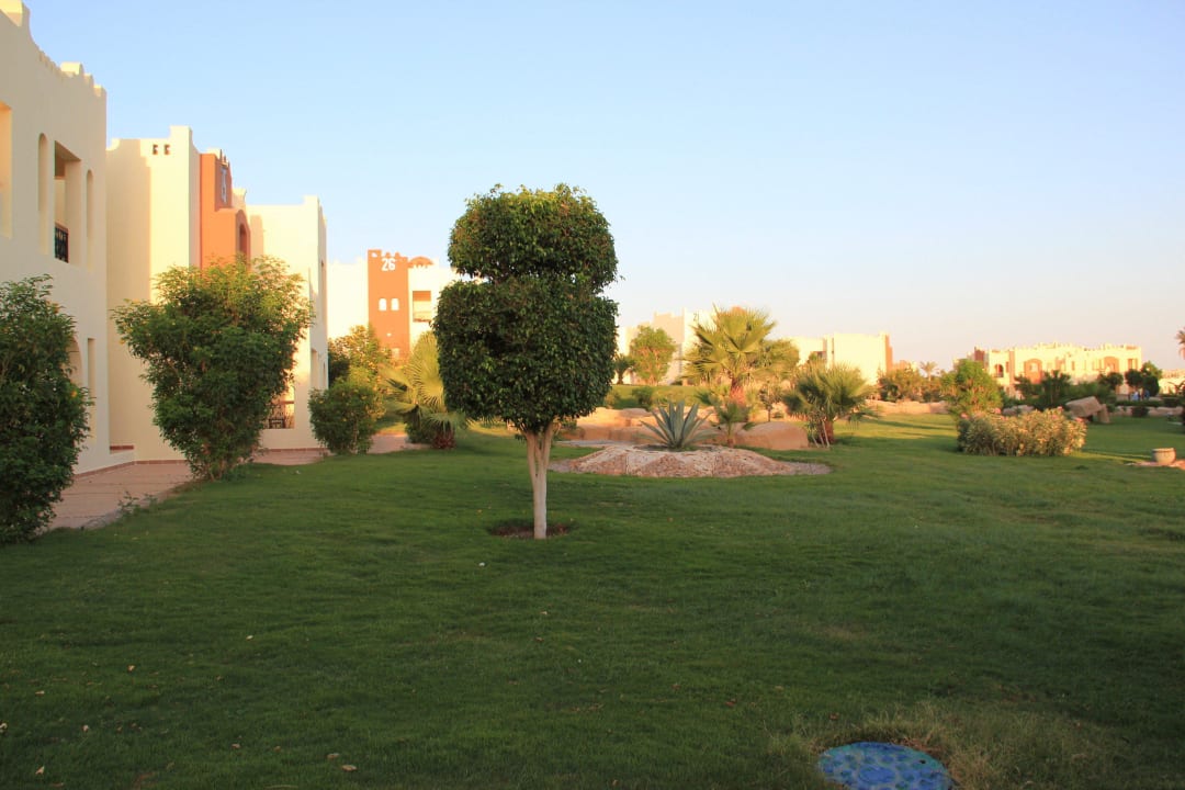 Garten zwischen Gebäudereihe 1 und 2 SUNRISE Royal Makadi Resort