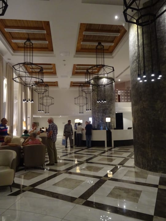 Eingang mit Rezeption db San Antonio Hotel + Spa