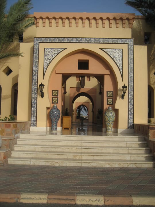 Haupteingang vor dem Hotel Steigenberger Coraya Beach - Adults only