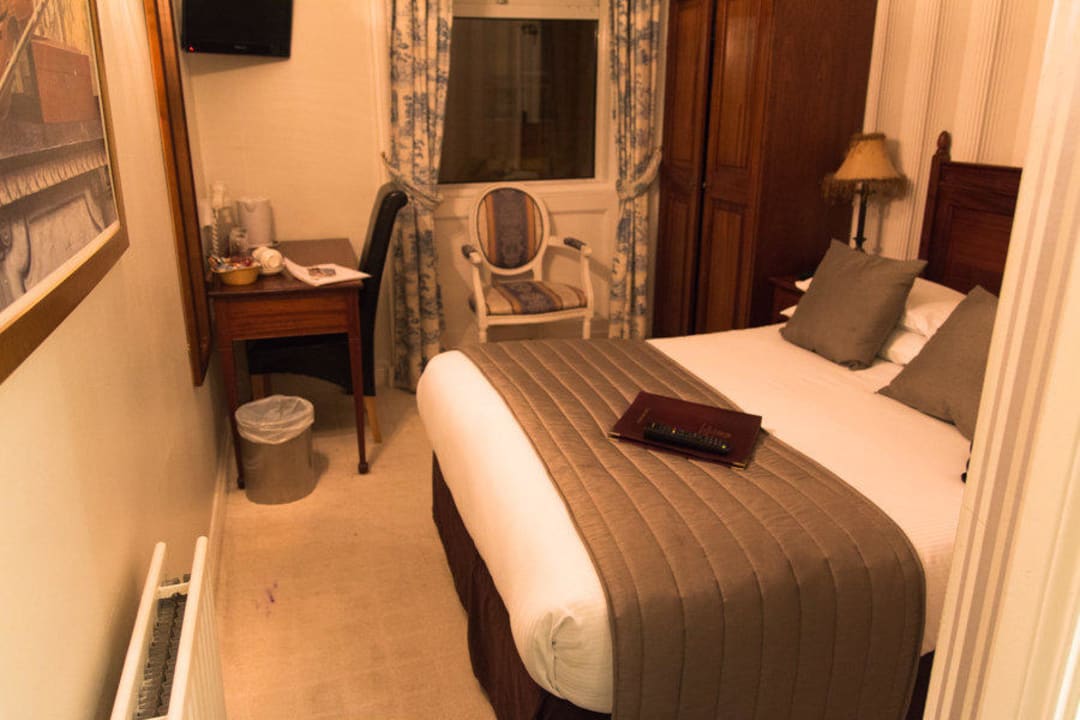 Вид на номер от входа The Castle Hotel