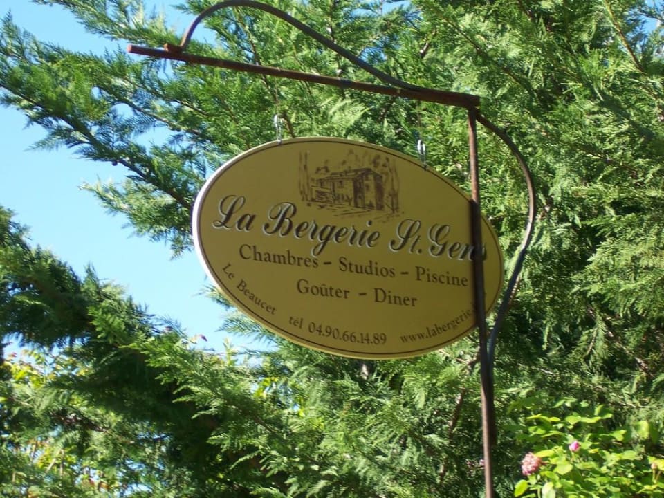 Eingang Hotel La Bergerie St. Gens