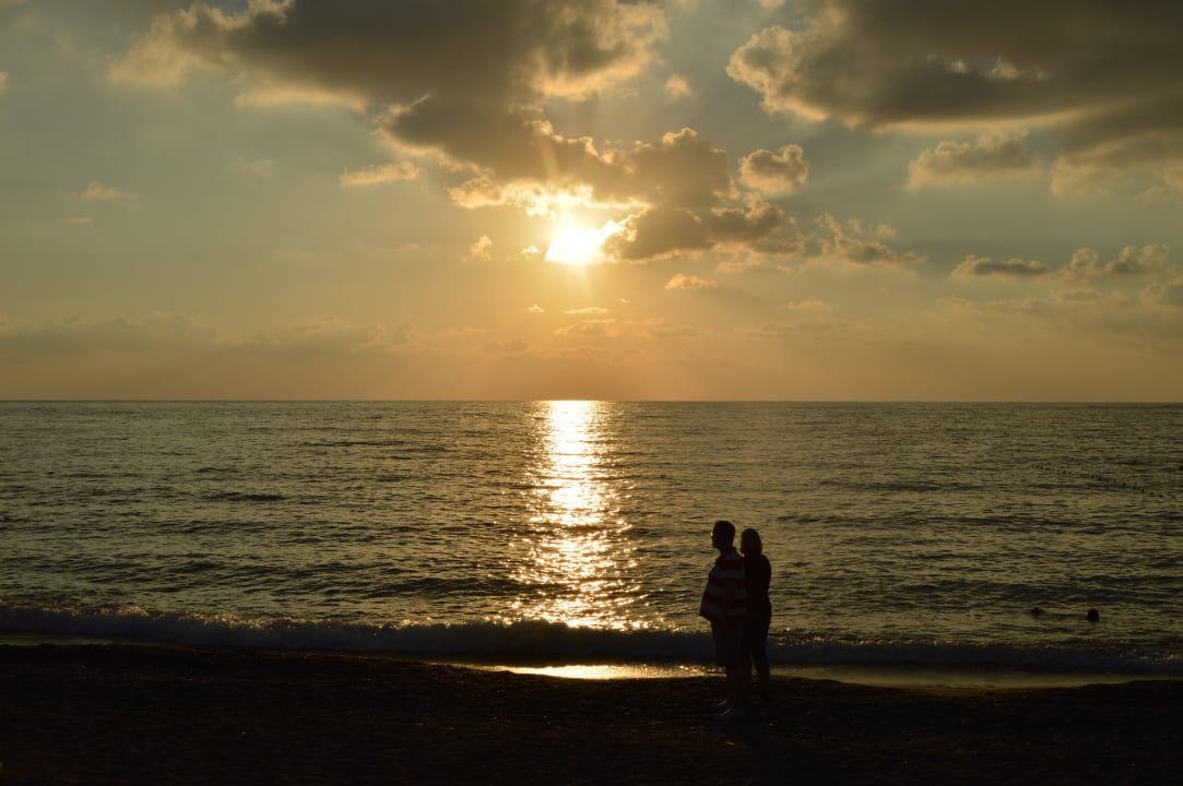 Sonnenuntergang an der rechten Seite der Bucht Hotel Gardenia Beach