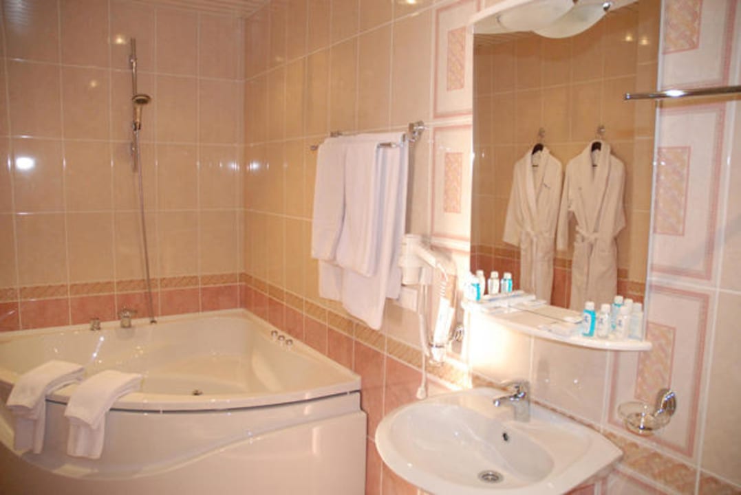 Bathroom, Luxe suite Belovodie Hotel and Resort