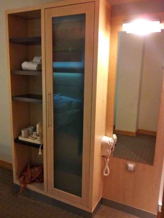 Zimmerschrank Hotel Holiday Inn Express Molins De Rei