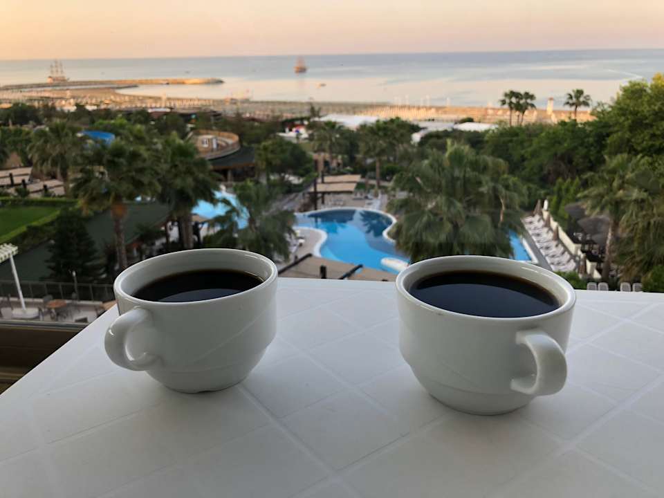 Morgenkaffee mit Ausblick von unserem Balkon Adalya Resort & Spa - Adults Only