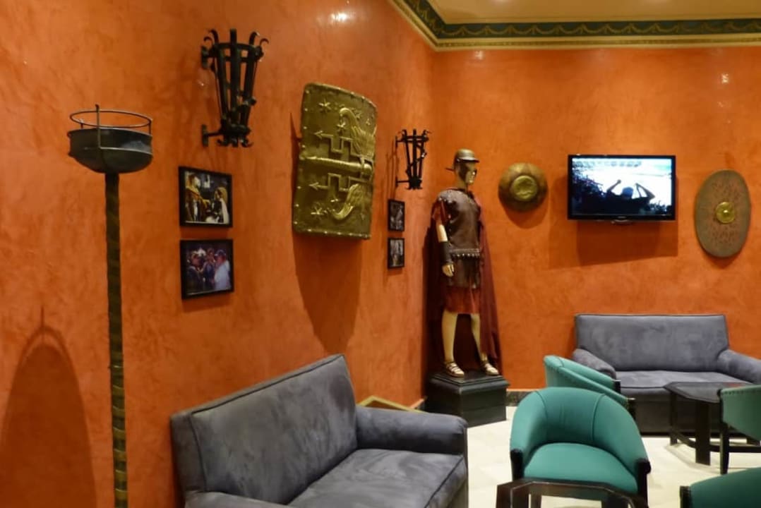 Lobby z licznymi rekwizytami filmowymi Hotel Oscar