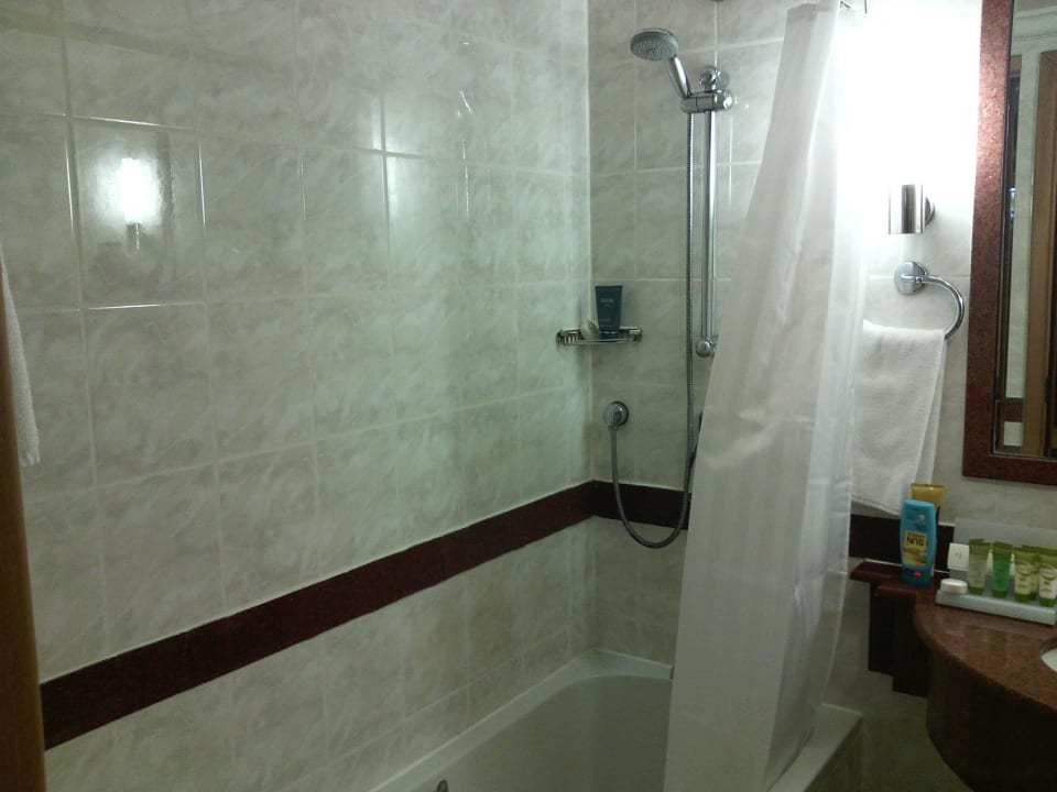 Bad mit Badewanne und Dusche Crowne Plaza Salalah
