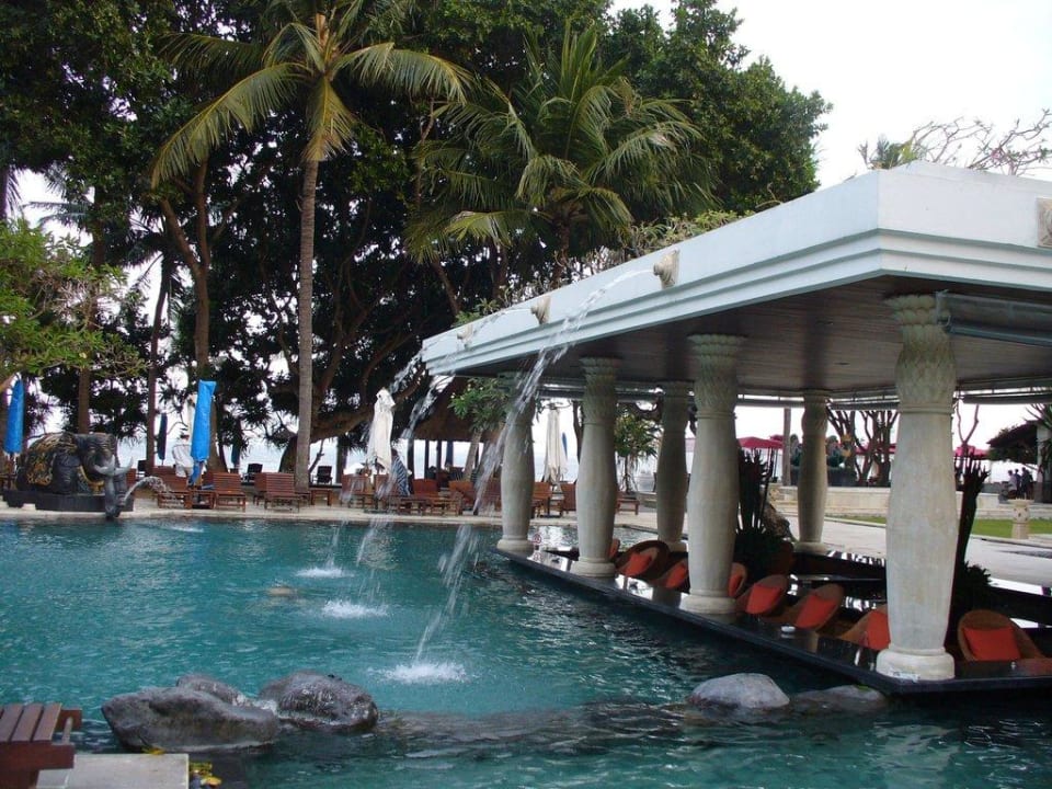 Einer der Hauptpools Puri Santrian