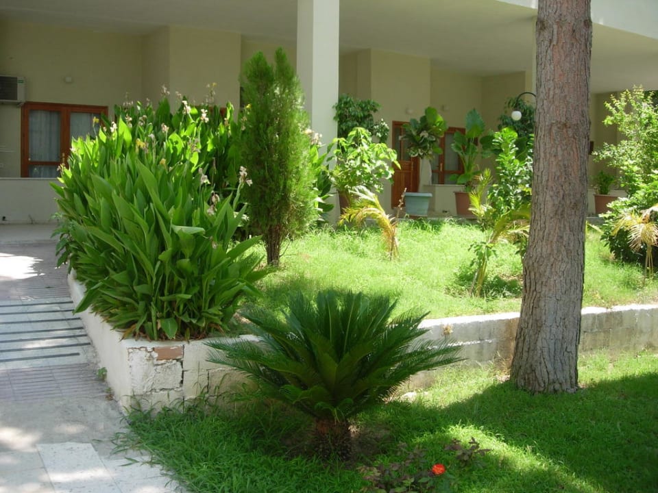 Weg vom Garten zu den Spartippzimmern Hotel Sirma