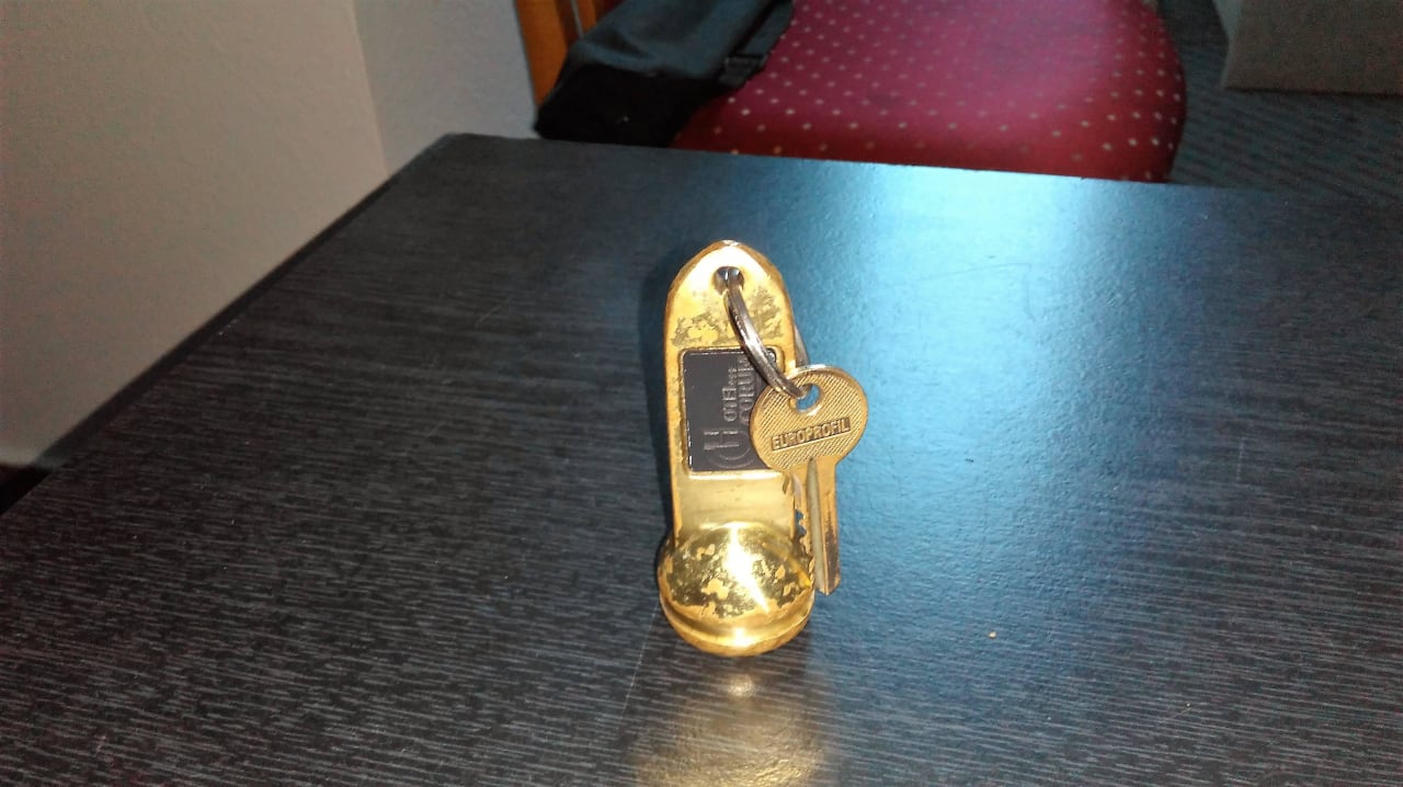 Klucz z brelokiem, którym można zabić. Hotel Corum