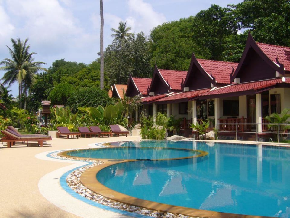Pool und Bungalows im Suneast Koh Samui Hotel Suneast