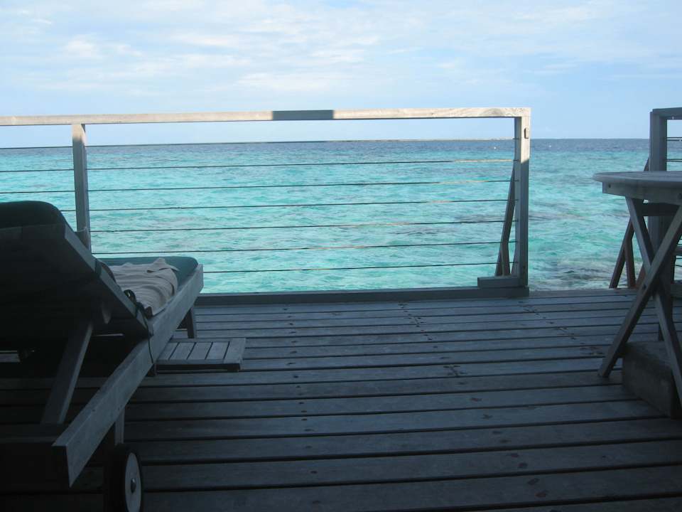 Ausblick von der Terrasse des Wasserbungalows NH Collection Maldives Reethi Resort