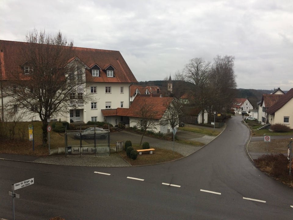 Ausblick zur ruhigen Straße Landhotel Allgäuer Hof
