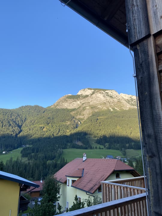 Ausblick Alpendorf Dachstein West by ALPS RESORTS