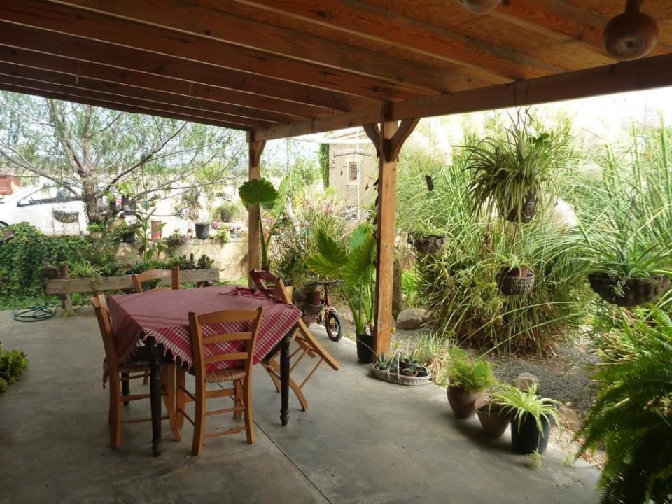 Vor dem Aufenthaltsraum/ Restaurant Ay Phodios Village House