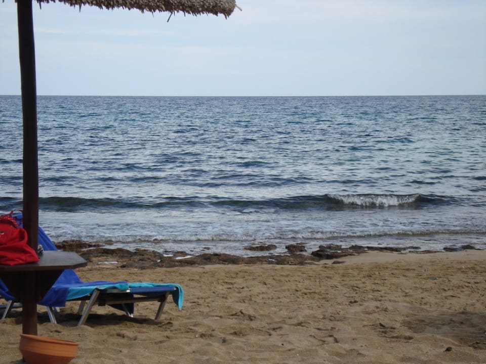 Strand mit den Felsplatten Phãea Cretan Malia