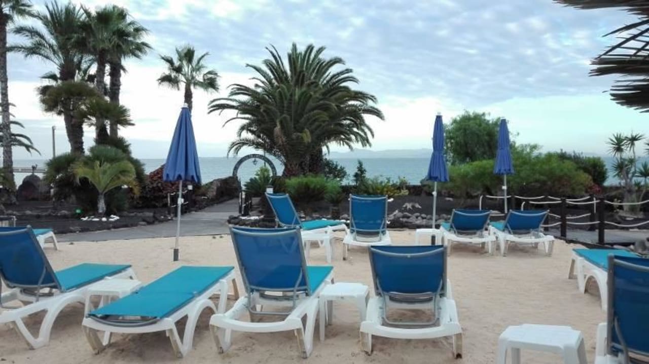 Sonnenliegenbereich mit Sand Dreams Lanzarote Playa Dorada Resort & Spa