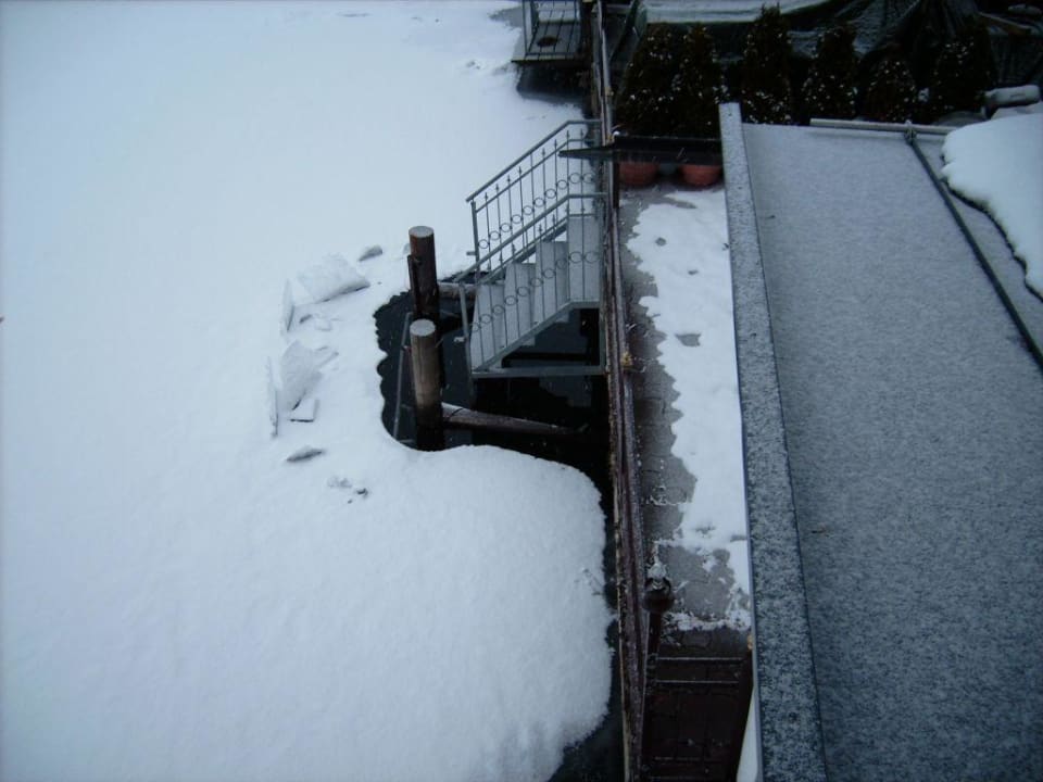 Blick vom Balkon auf den zugefrorenen See Hotel Garni Seestrand