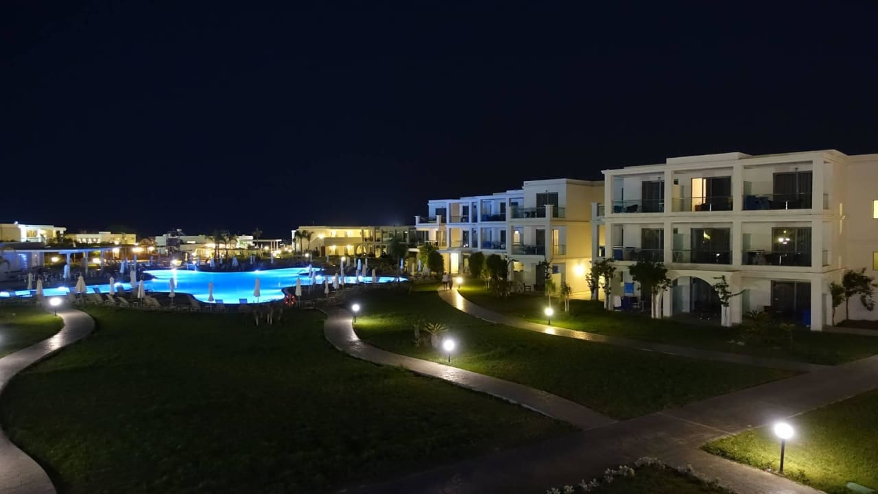 Pool bei Nacht Asterias Beach Resort