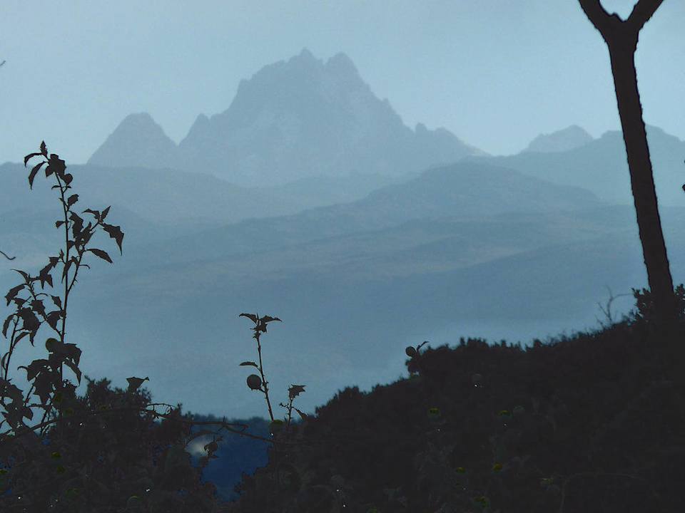 Blick zum Mount Kenia (etwas im Nebel) Hotel Serena Mountain Lodge
